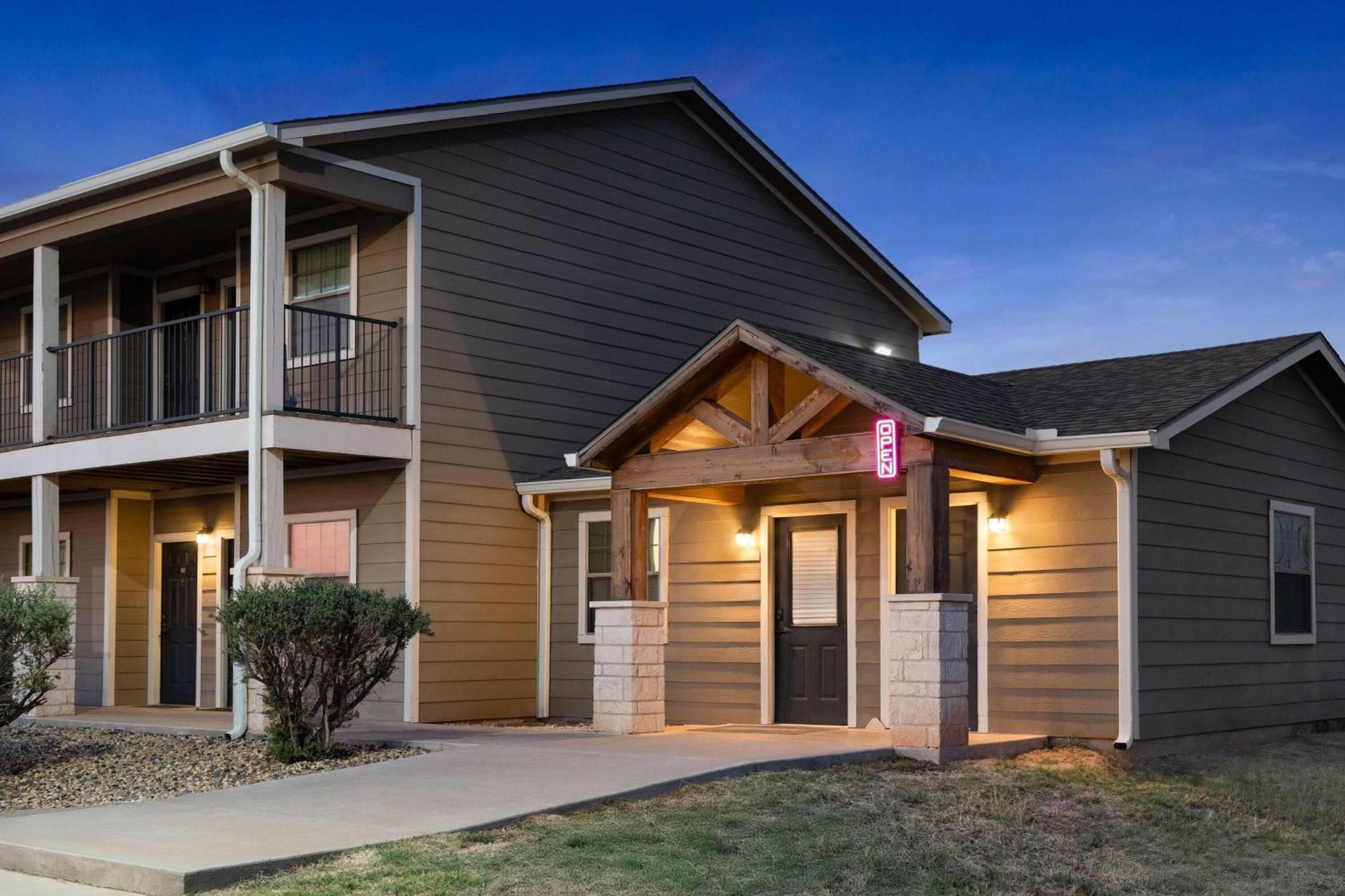 Eagle'S Den Suites Big Spring A Travelodge By Wyndham Екстериор снимка